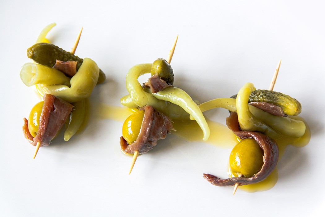 recette de tapas gilda, brochette de cornichons et piments surés, olives, et anchois, idée d apéritif dinatoire simple