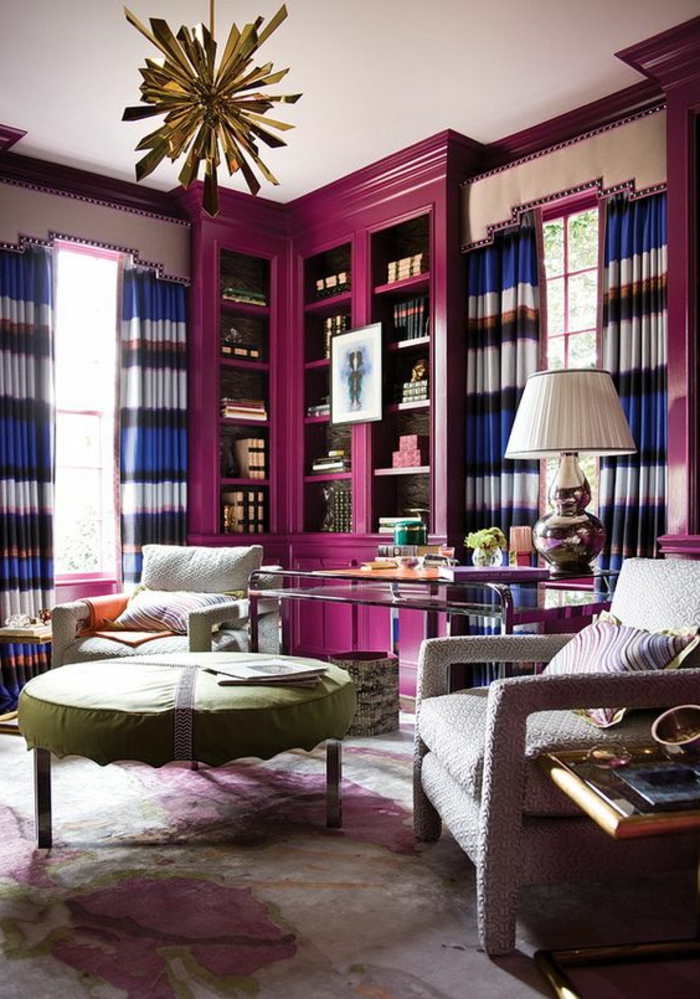 meuble bibliothèque couleur aubergine, fauteuils gris, plafonnier original couleur dorée