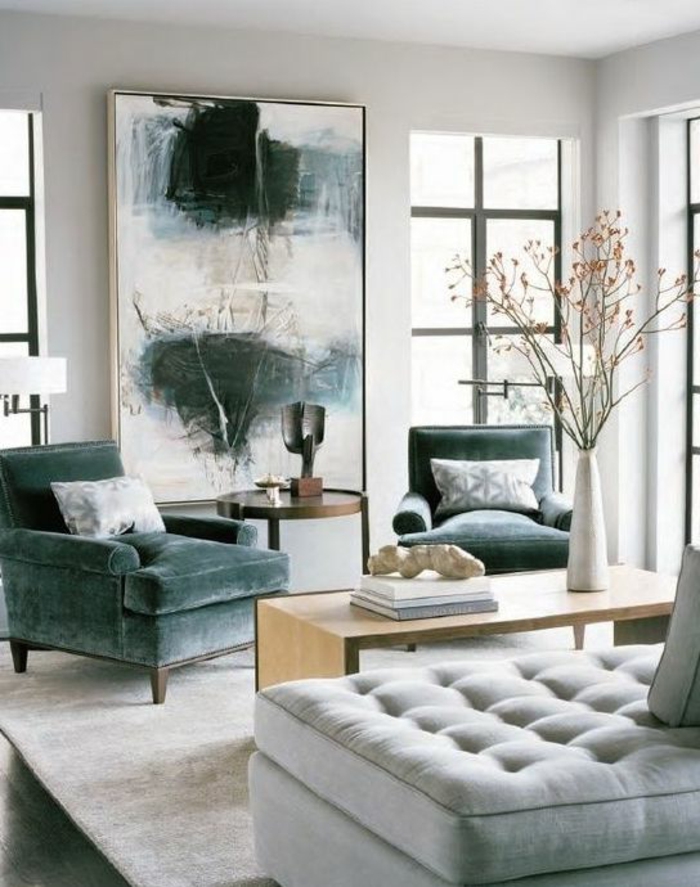 couleur gris perle dans un salon au grand panneau décoratif avec des touches vertes et grises avec des meubles en vert et gris