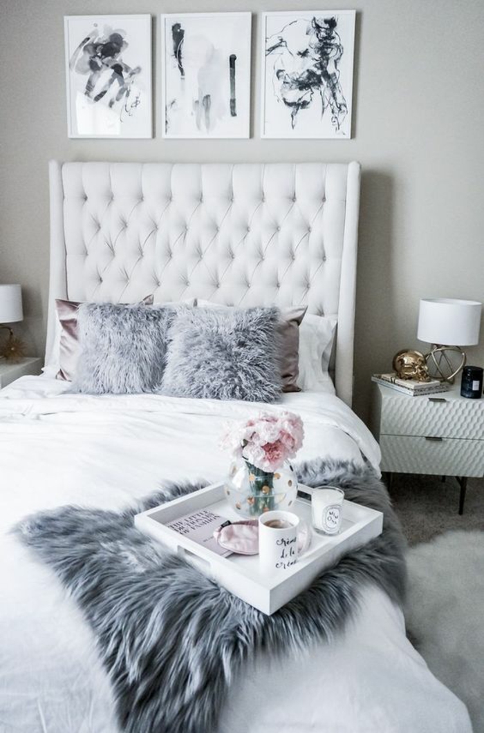 couleur gris perle avec trois tableaux au dessus du lit avec des coussins et une couverture gris fumée meubles coquets en blanc 