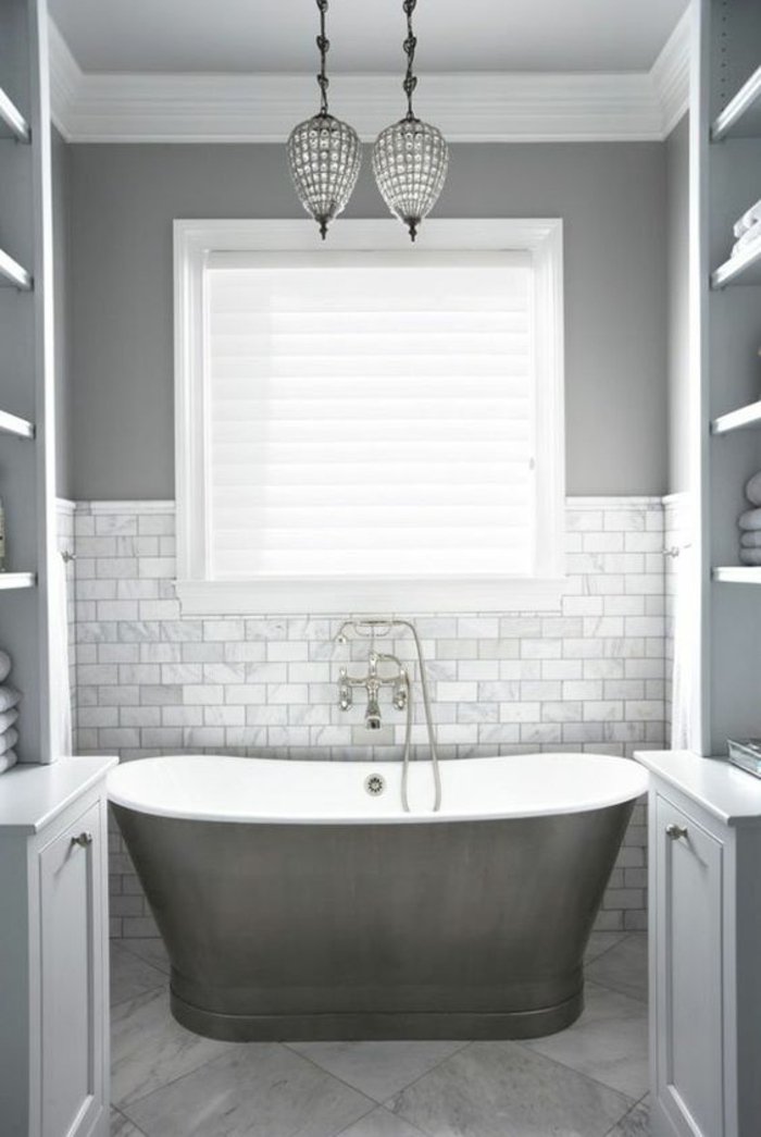 peinture gris perle salle de bains sophistiquée avec carrelage mural en gris nacre et deux luminaires style oriental