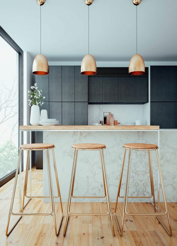 couleur gris perle cuisine avec des meubles gris anthracite et des lampadaires suspendus couleur métallique bronze