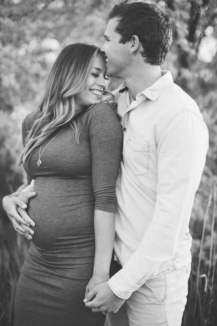 photo grossesse couple en noir et blanc seance photos femme enceinte