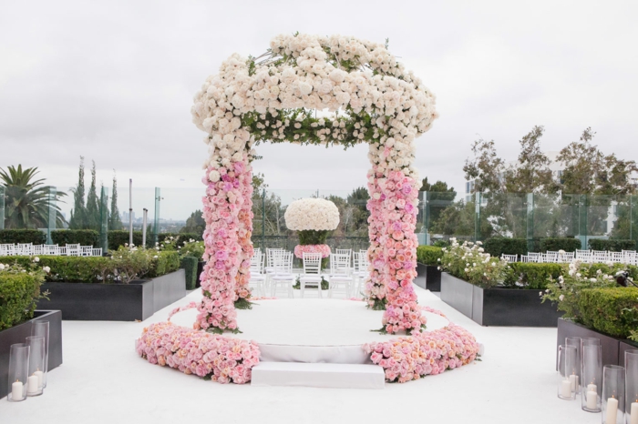 Une decoration mariage fleur compo florale mariage arche mariage extérieur kiosque fleurie roses 