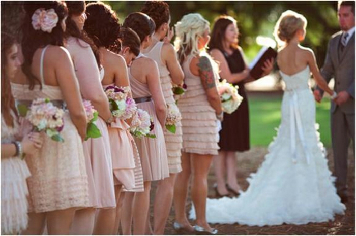 Comment s habiller chic robe élégante mariage amie robe invitée les mariés photo avec les demoiselles d honneur