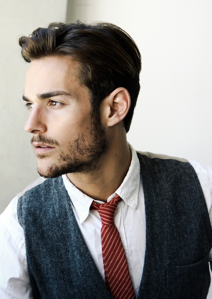 coiffure homme tendance, chemise blanche avec cravate rouge et blazer noir sans manches, coupe courte homme