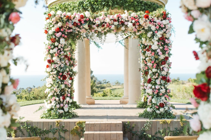 Arrangement floral mariage composition bouquet mariage arche fleurs roses rouges et blancs et roses