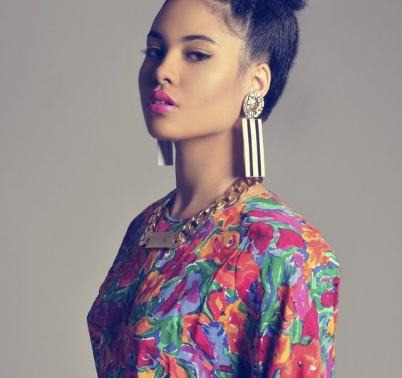 modele de chignon haut afro, idée de gros chignon volumineux, tenue pagne africaine colorée, coiffure femme stylée
