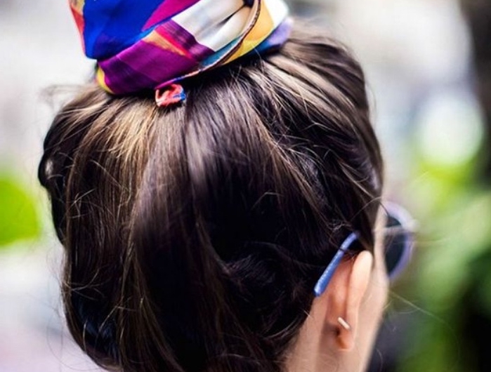 chignon haut a faire soi meme, modele de coiffure facile femme avec accessoire, foulard multicolore, look boheme