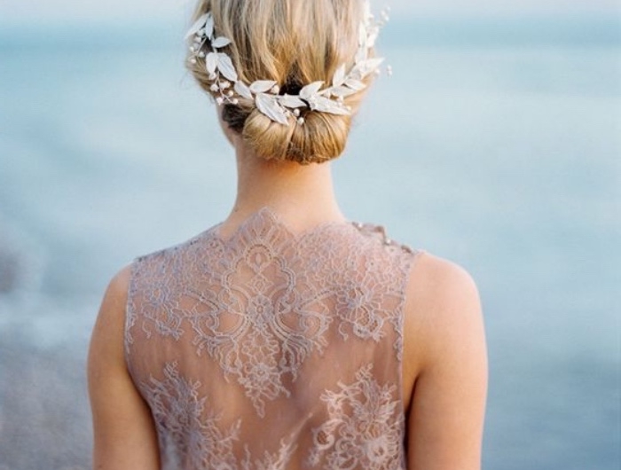 idée de coiffure chignon facile à réaliser, longs cheveux blond, une couronne de fleurs artificielles blanche, robe mariage élégante