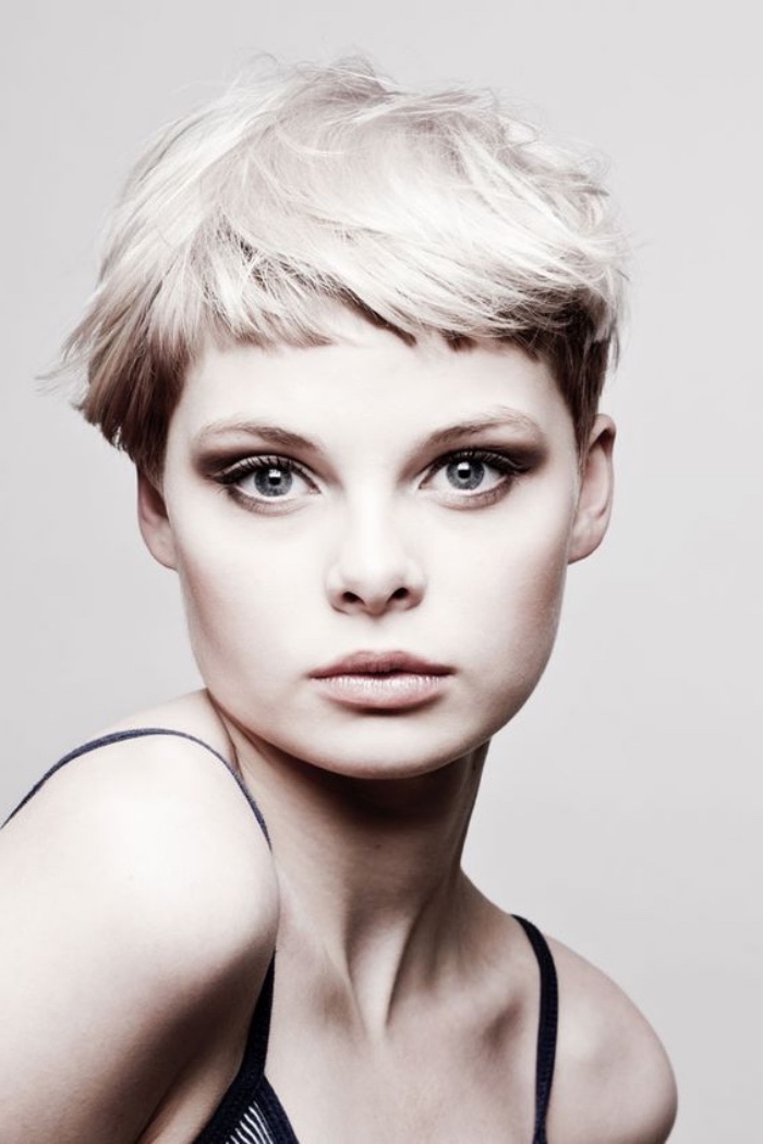 idée de coiffure destructurée, couche cheveux supérieure blond platine, idée de coupe de cheveux court femme intéressant