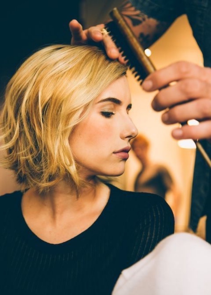 carré plongeant court, effet décoiffé femme brosse a cheveux