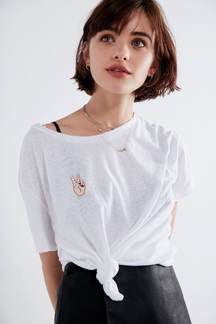 modele de carré court coiffé décoiffé, style bohème chic, tee shirt et jupe noire