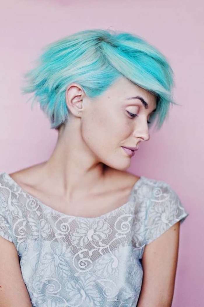 coloration cheveux bleus, carré plongeant court de derrière, cheveux volumineux