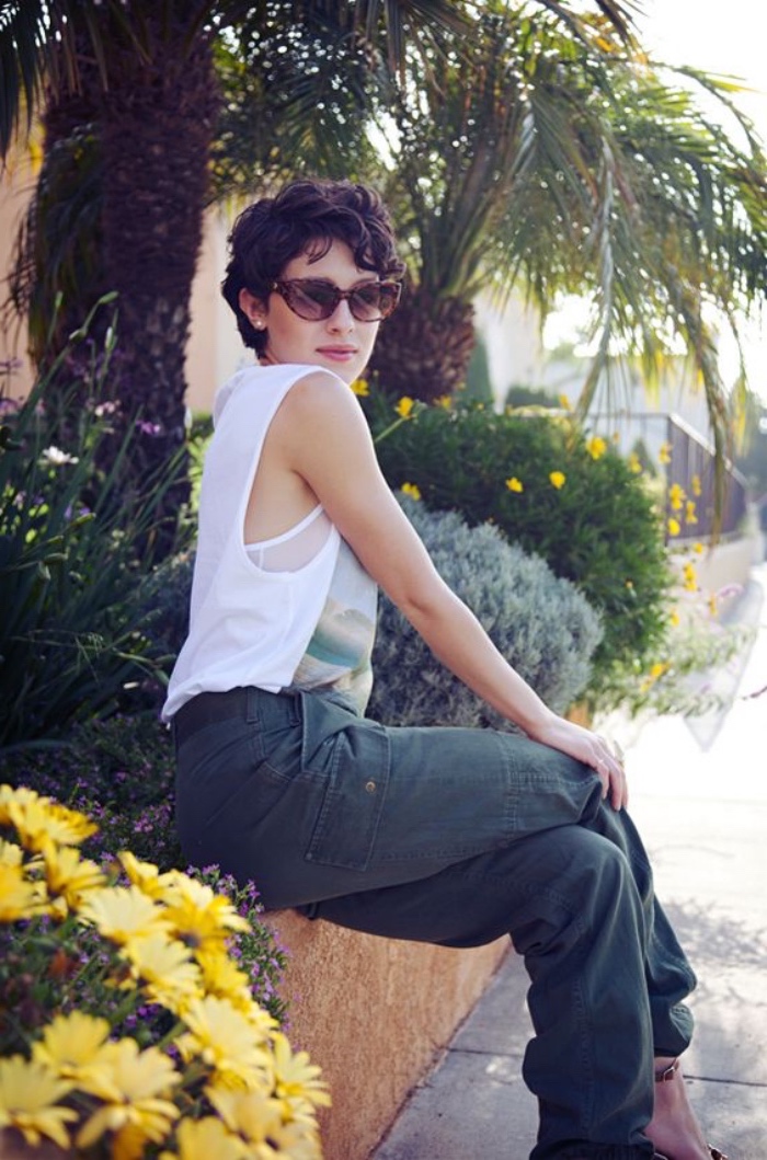 -modele-de-coiffure-été idée de coiffure été féminine carré avec boucles, paysage tropical, cheveux chatain