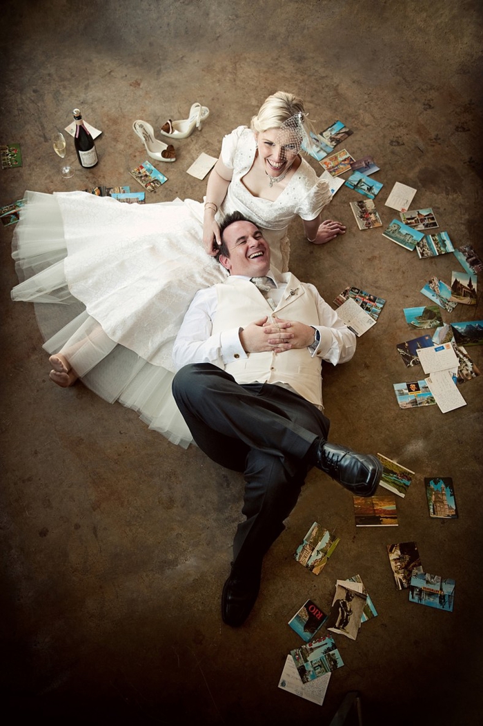 une photo de couple originale et créative en pose décontractée, couple de marié allongé par terre