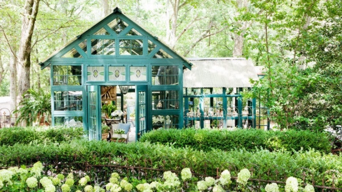 idee deco jardin, buis et fleurs, idée de véranda victorienne moderne dans un cadre naturel, jardin à l anglaise