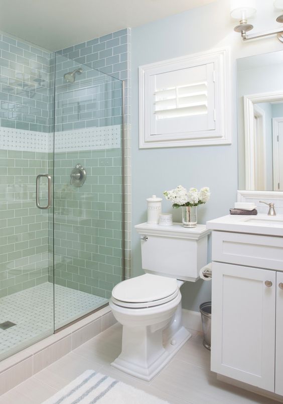 idée de cabine de douche à carrelage vert pastel, nuance aqua, salle de bain bleue avec meuble salle de bain blanc et WC blanc