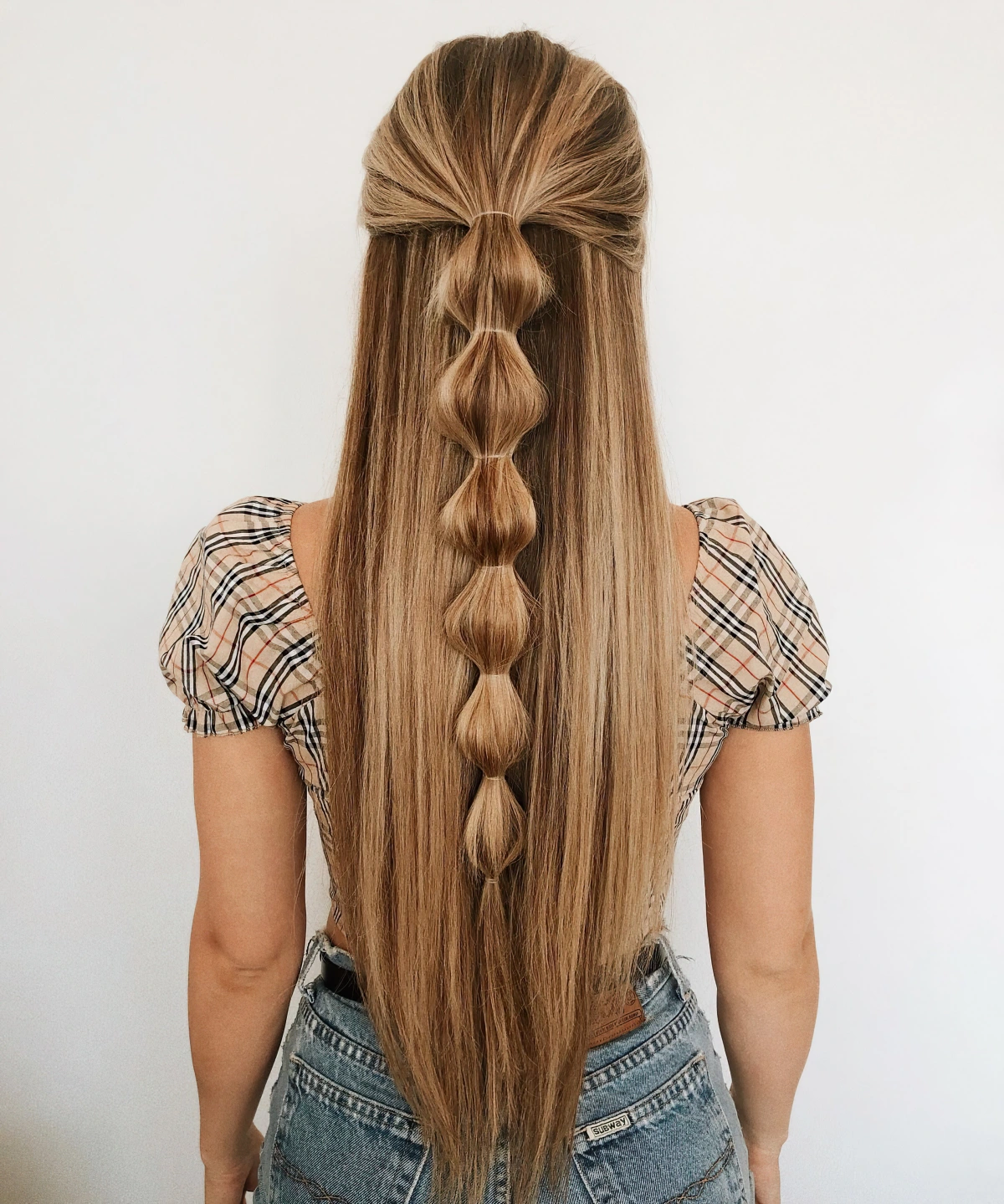 idee de coiffure cheveux tres longs mi attaches bubble ponytail