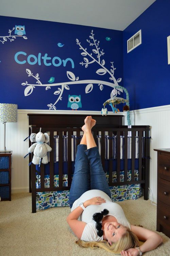 chambre complete adulte bébé avec des murs en bleu marine Colton nom enfant au mur