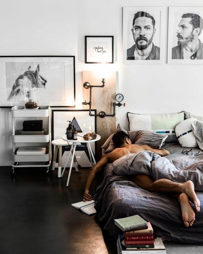 chambre design avec des multiples tableaux hommes et cheval lit bas avec des coussins rectangulaires et ronds à motifs modernes