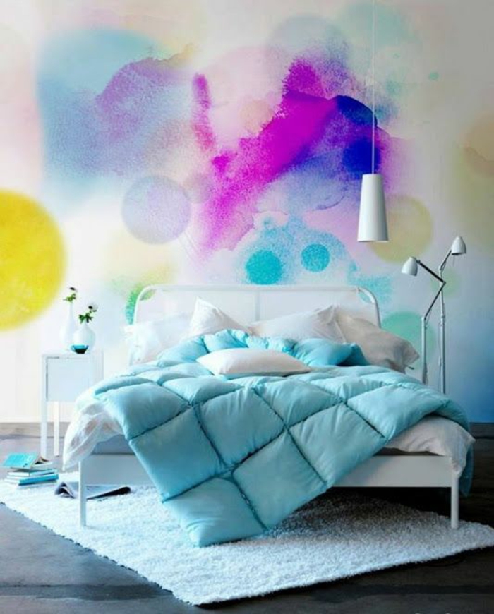 chambre adulte complete avec un mur en couleurs pastels couverture de lit en bleu pastel