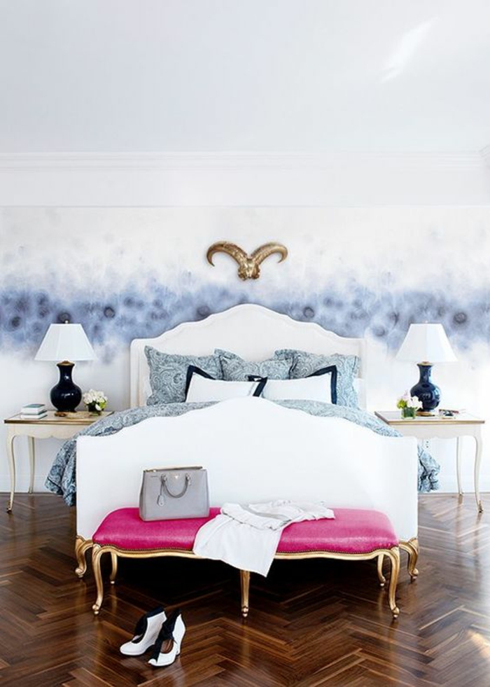 décoration chambre adulte en blanc fuchsia et bleu ciel murs décorés en motifs abstraits bleuatres