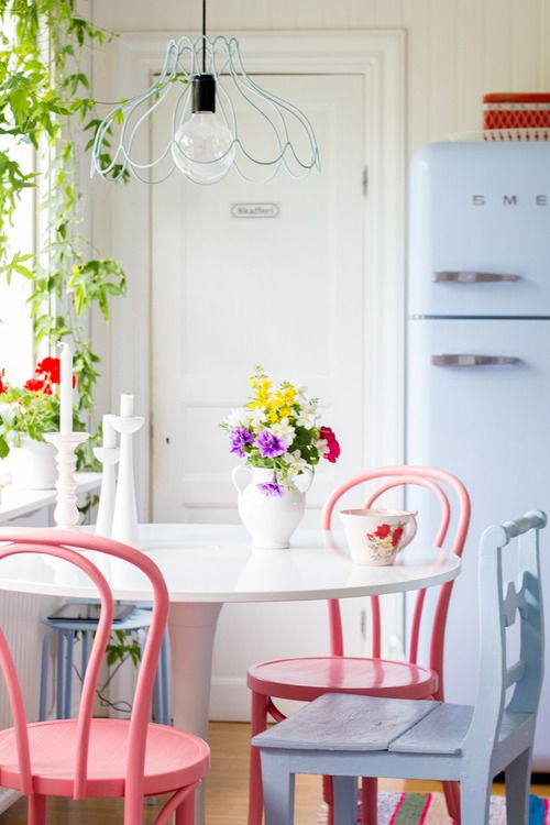 shabby chic dans la cuisine, table blanc avec des chaises couleurs pastel, frigo vintage et suspension design, decoration de fleurs, suspension design