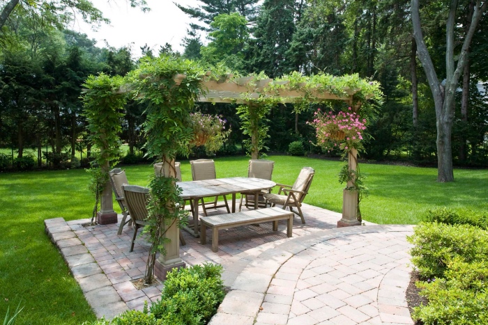 idee jardin deco simple, un petit coin repas, salon de jardin avec une salle à manger, banc en bois et chaises en bois, une séparation naturelle d arbres