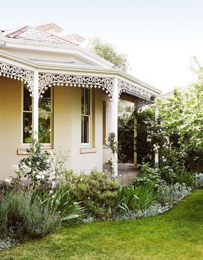 amenagement petit jardin simple à la française avec un gazon, parterre de fleurs et d arbustes et arbres, une maison style campagne