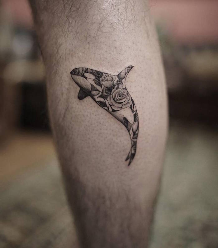 idée tattoo mollet homme orque fleurs motif tatouage jambe