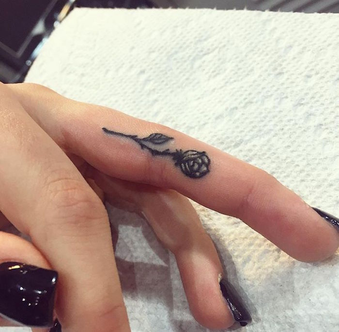 petit tatouage doigt fleur noir tattoo rose noire femme