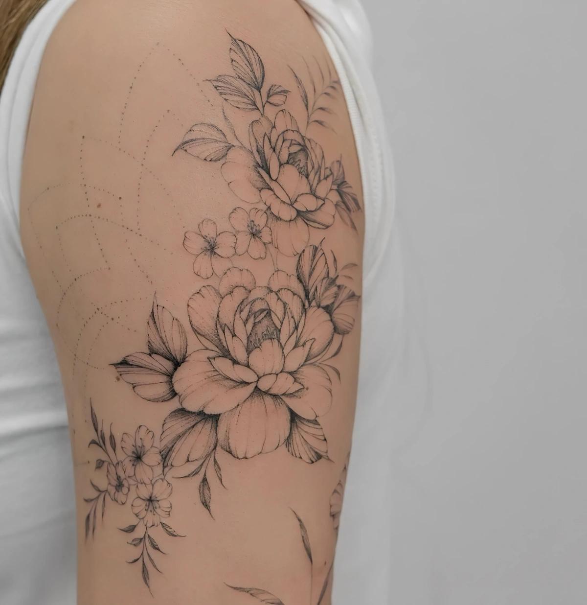 idee tatouage epaule lignes fines contours fleurs petales dots