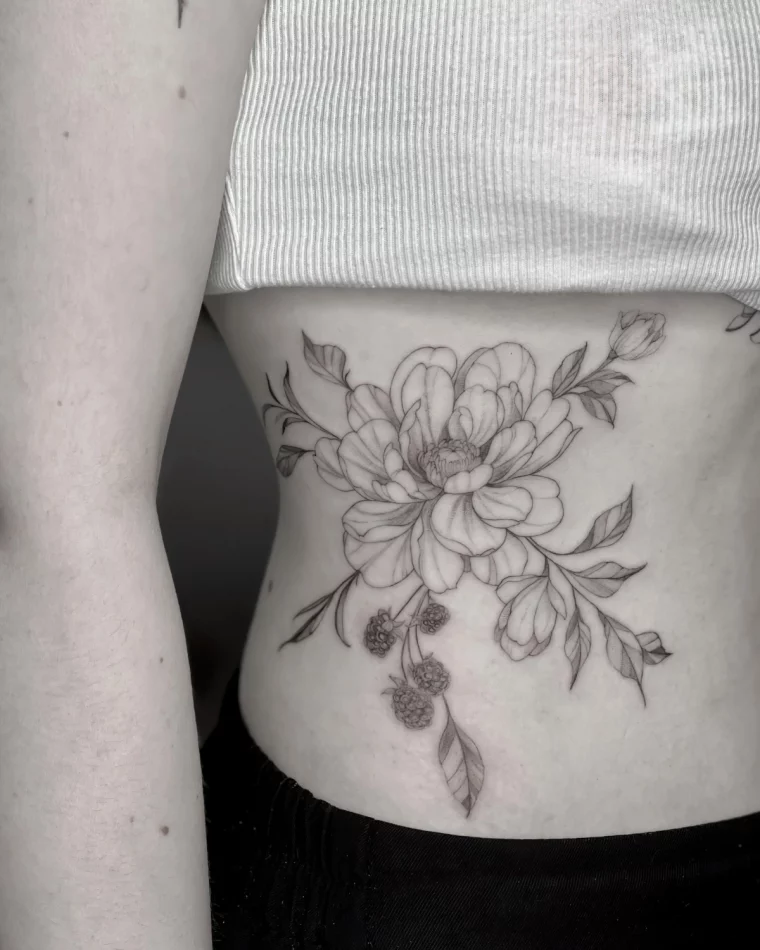 idee tatouage sur le cote corps femme dessin fleurs petales