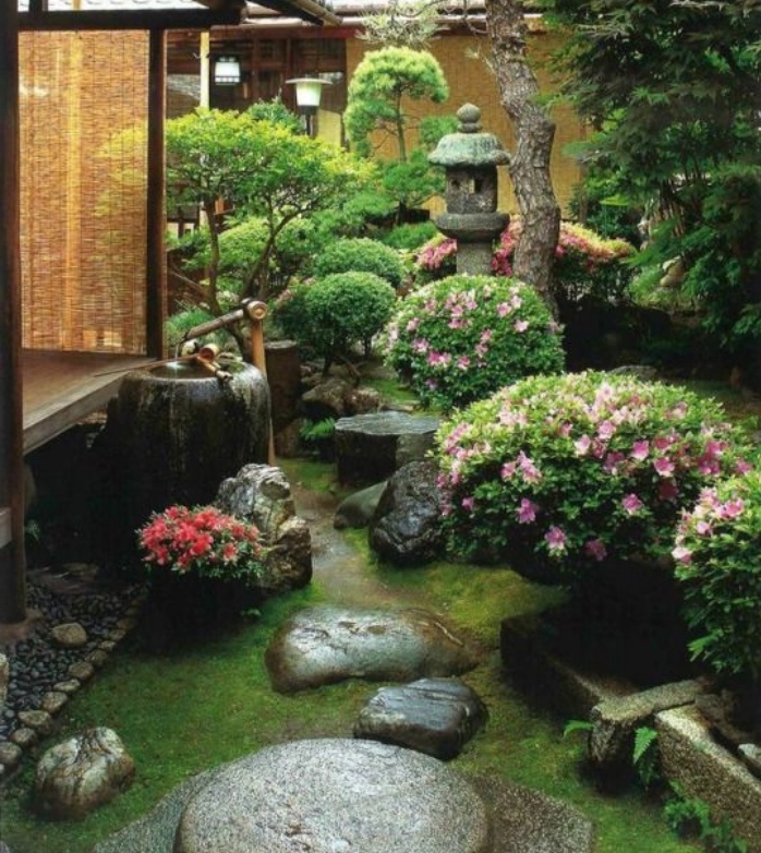 idée amenagement jardin zen miniature, chemine de pierres, arbustes et buis fleuris, lanterne, lampe en pierre, arbres
