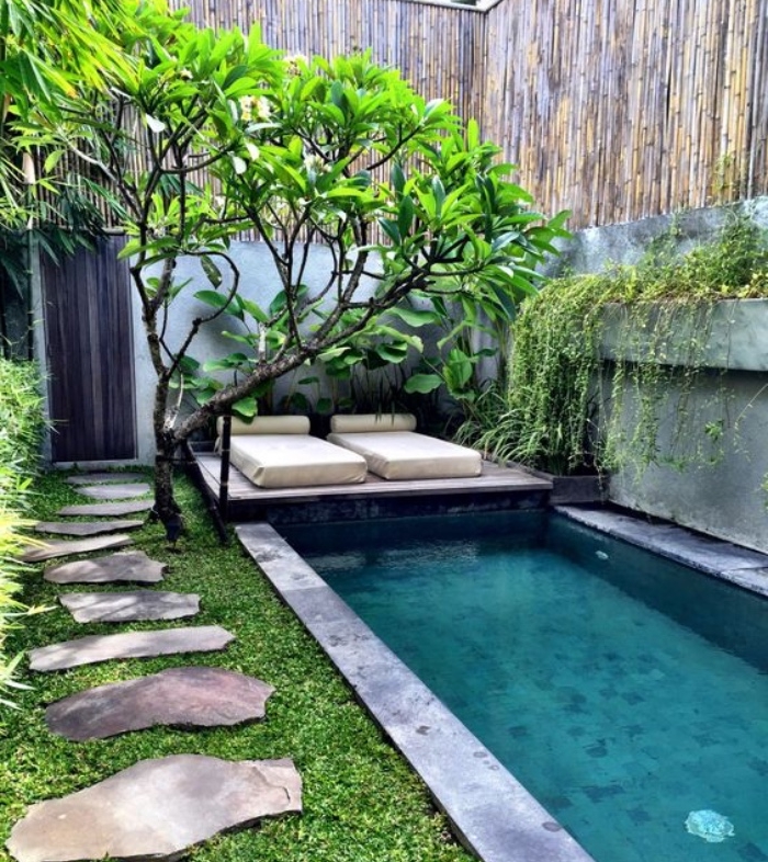 déco de jardin zen, chemins de pierres, un miroir d eau, bassin, arbre, feuilles vertes, espace repos avec des matelas, mur en bambou