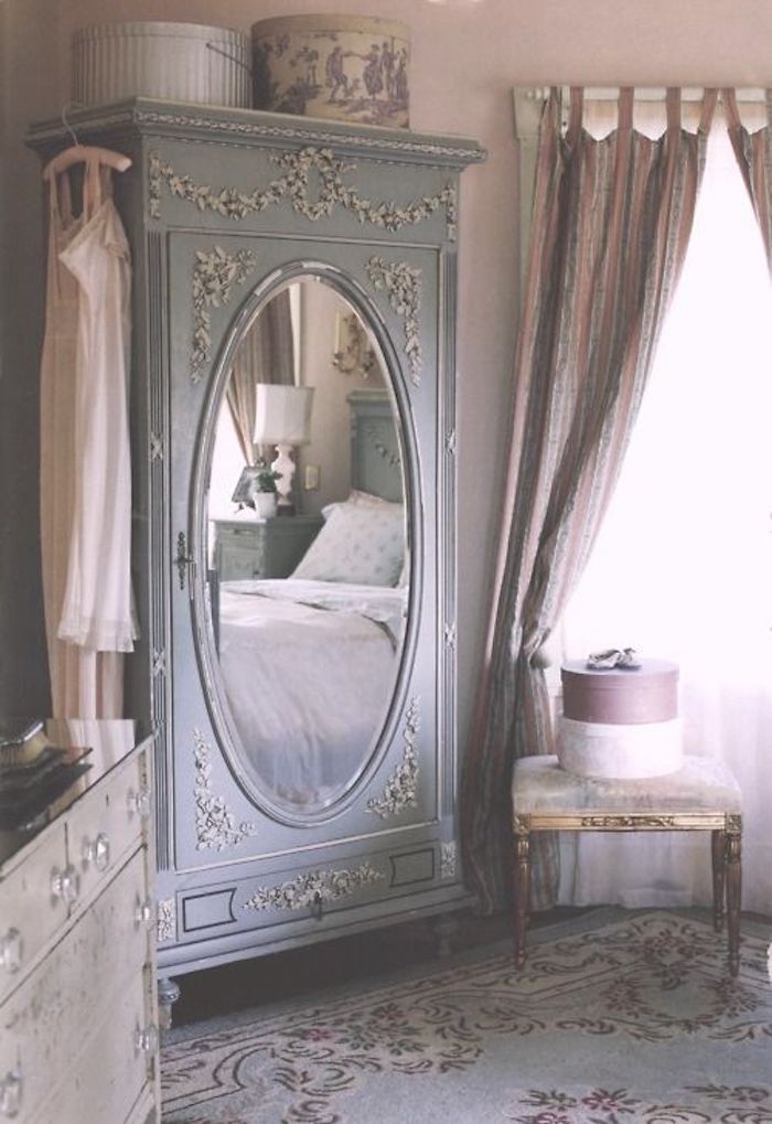chambre shabby chic, tapis bleu a motifs floraux, armoire gris avec miroir intégré, boites de rangement vintage, chambre style baroque