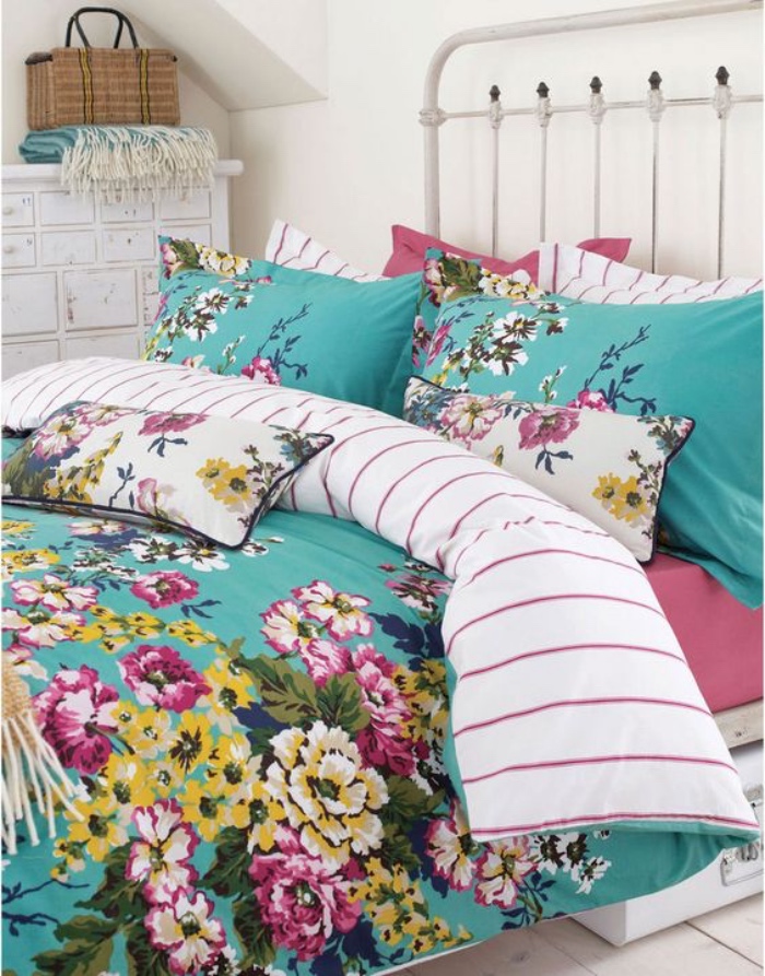 lit metallique, linge de lit bleu a motifs floraux multicolores, meuble de rangement blanc, parquet en bois clair, style shabby chic comment faire