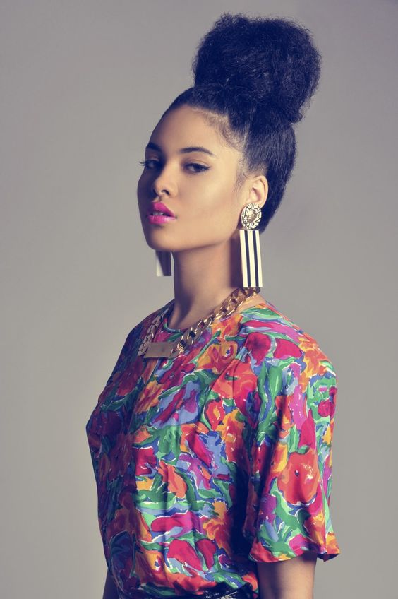 modele de chignon haut afro, idée de gros chignon volumineux, tenue pagne africaine colorée, coiffure femme stylée