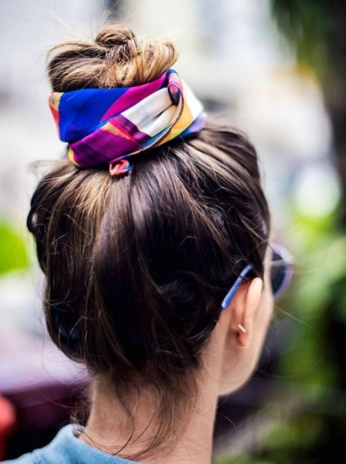 chignon haut a faire soi meme, modele de coiffure facile femme avec accessoire, foulard multicolore, look boheme