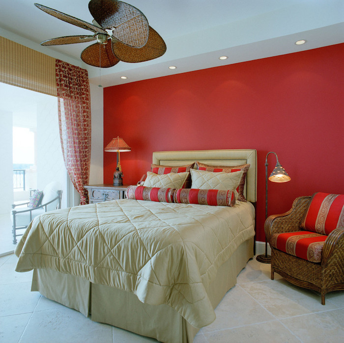 peinture mur chambre rouge corail et literie beige