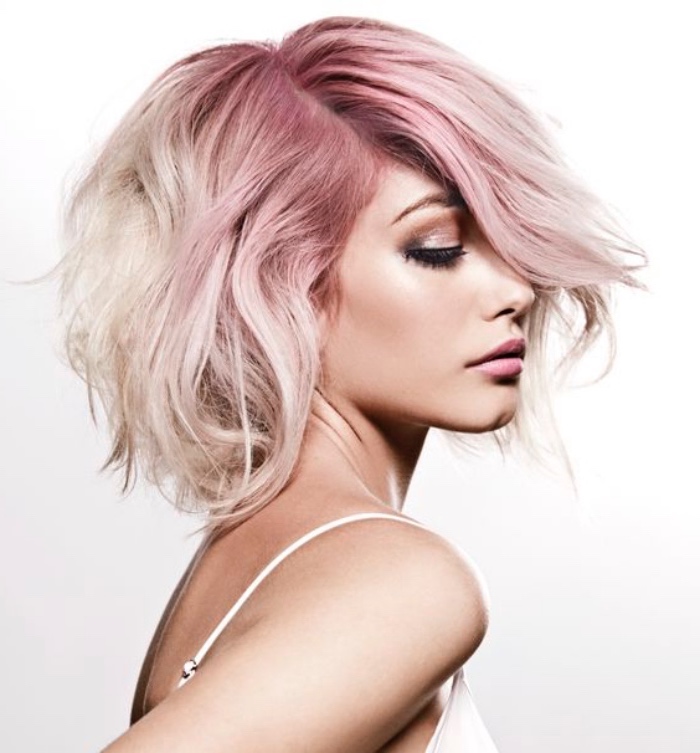 coupe de cheveux courte femme, volume, base coloration rose, cheveux blond platine, légères ondulations