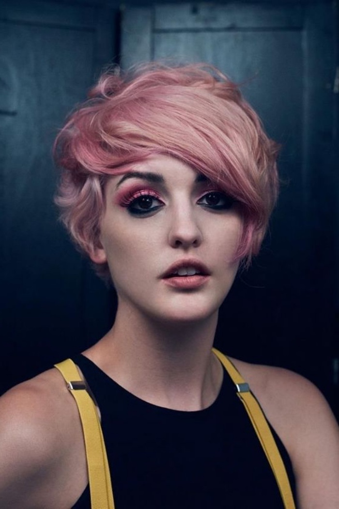 coupe courte femme, coloration rose, coiffure pixie longue, frange asymétrique, look boheme chic extaravagnt