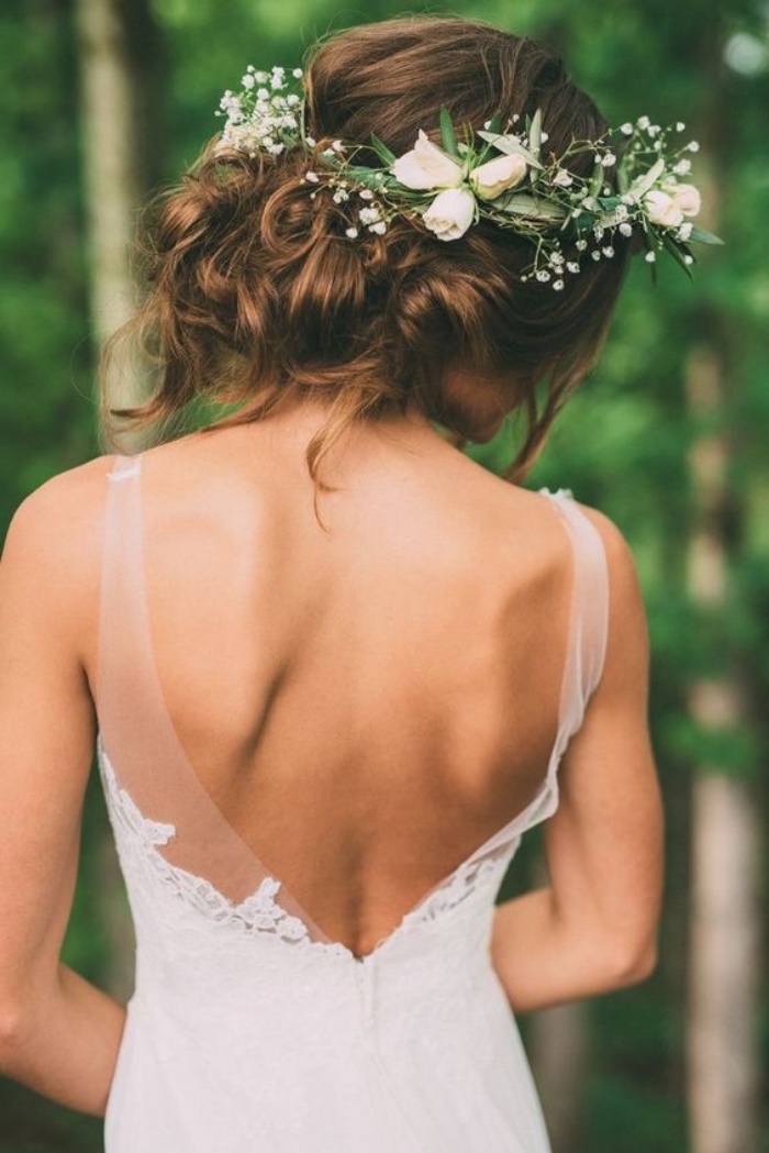 idée de chignon flou de mariée avec une couronne de fleurs fraiches pour un mariage champetre chic, robe de mariée blanche été