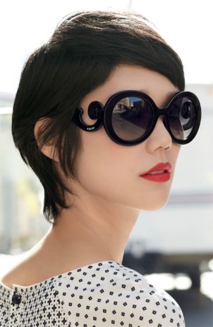 idée de coupe de cheveux court femme asymétrique, modele de coiffure pixie, lunettes de soleil rondes