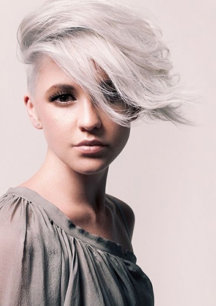 coloration blond polaire, coupe de cheveux court femme, coiffure asymetrique, coté rasé, cheveux volumineux
