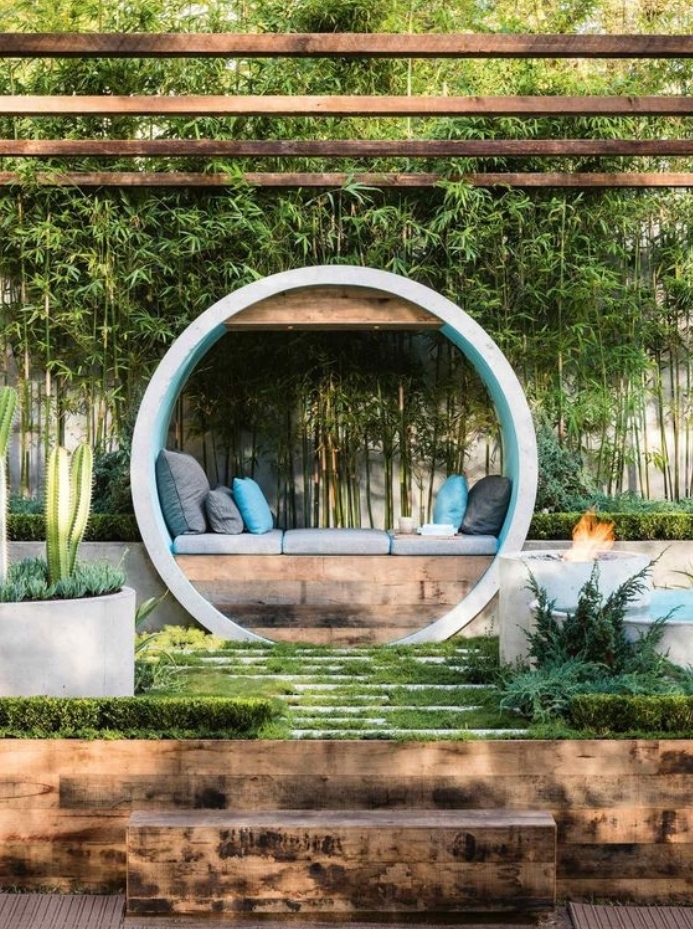 déco de jardin zen, escalier végétalisé, un banc en bois avec des coussins d assise gris et coussins decoratifs gris et bleu, mur en bambou, pergola en bois