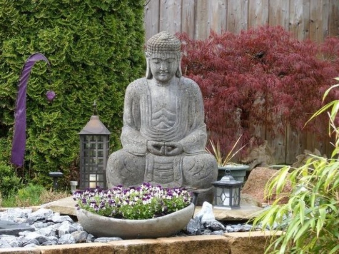 déco de jardin zen, statue de bouddha, un pot de fleur en pierre et fleurs, pierres, lanternes, mur végétalisé