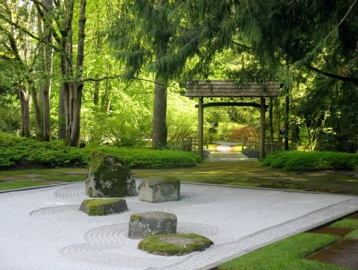 decoraion zen dans un jardin japonais, gravier et pierres recouverts de mousse, arche d entrée style oriental, zen, vegetation verte