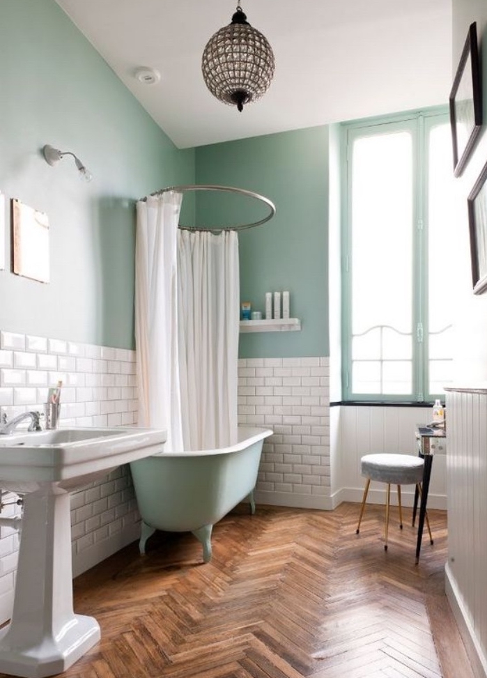 idée de décoration salle de bain vert mint, mur et baignoire vert d eau, parquet marron, carrelage blanc et lavabo console